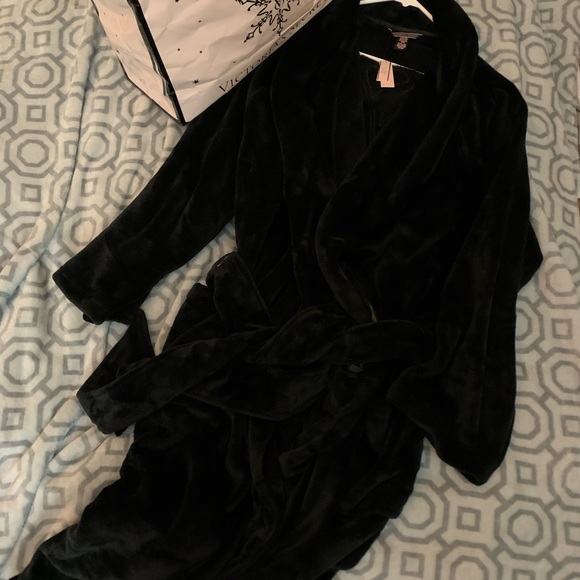 Victoria’s Secret Long Plush Robe & Tease Eau de Parfum Set - Picture 9 of 15